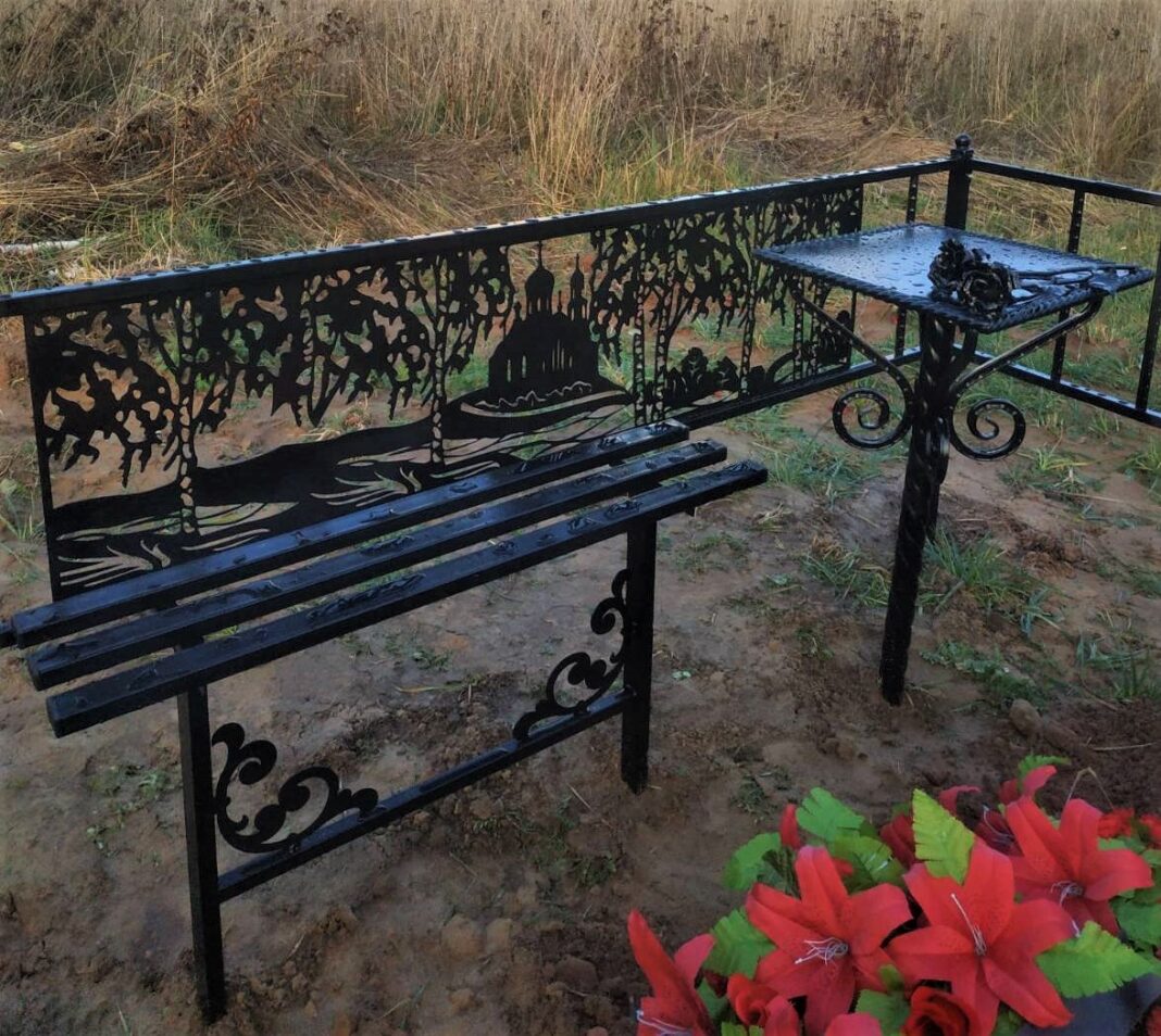 Стол и скамейка на кладбище