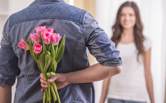 Как правильно дарить цветы женщинам